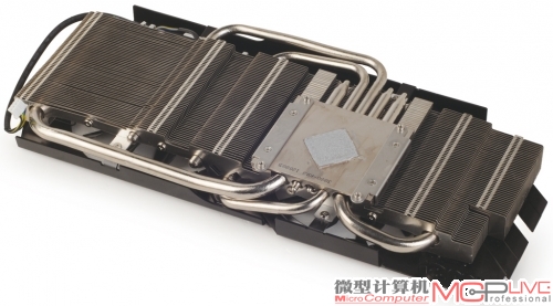 散热器采用了镀镍纯铜底座设计，为适应Tahiti核心保护盖高于核心的设计，研发人员也专门为散热片底座加上了凸底。