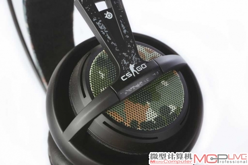耳壳的金属网罩也被改成迷彩图案，佩戴之后，显得很有个性。